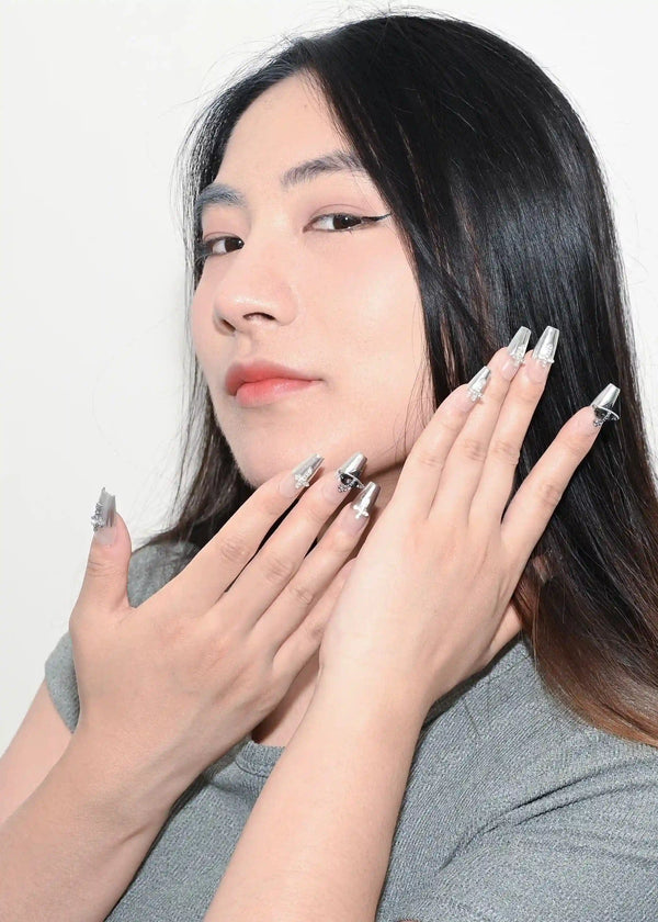 Press-on nails di design Blubella. Unghie Chrome Argento con borchie 3D per look Gothic Chic italiano. Manicure Veloce da rock star.