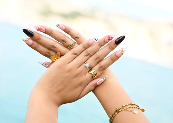 Kit unghie finte professionali Blubella. Unghie a mandorla animalier per una Manicure Veloce 5 minuti da vacanza o weekend in città.