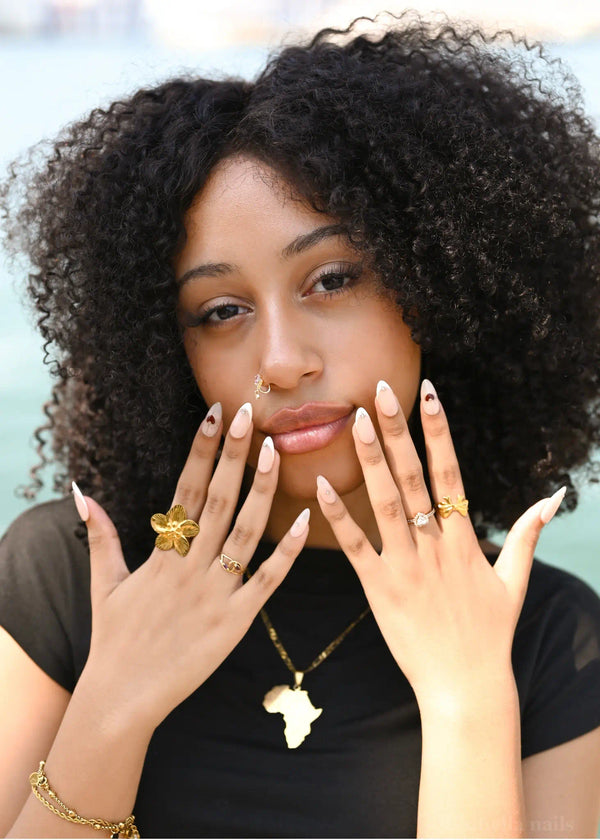 Unghie Finte Nude Lusso Blubella Segreti del Cuore. Press-on nails eleganti con dettagli oro artigianali, perfette per un look italiano discreto.