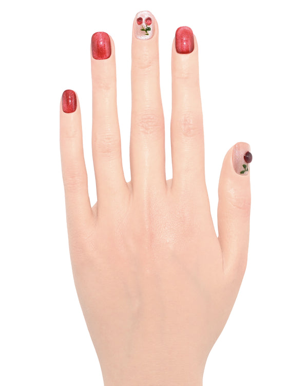 Mano femminile unghie finte Blubella Ciliegie Rosse dipinte a mano vintage fresco nail art ciliegie realistiche