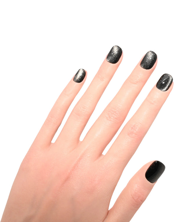 Dettaglio ravvicinato press on nail Blubella con base nera profonda e glitter metallico premium, finitura ultra brillante professionale