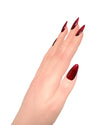 Vista laterale mano con press on nails Rosso Seducente per Capodanno 2025, tecnologia cat eyes metallizzato con riflessi holiday glamour magnetici