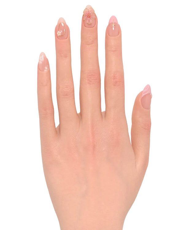 Mano palmo aperto con press on nails Petali Danzanti mostrando effetto cat-eye magnetico e decorazioni 3D in rilievo, eccellenza tecnologia nail art moderna luxury