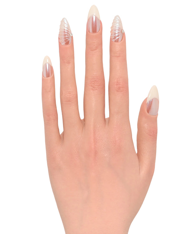 Mano elegante con press on nails Perle Luminose, effetto perla premium luminoso con cristalli delicati, raffinatezza naturale e versatile
