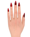 Mano con press on nails Rosso Seducente palmo aperto per Natale 2025, mostrando effetto cat eyes metallizzato con riflessi spettacolari perfetti per feste natalizie