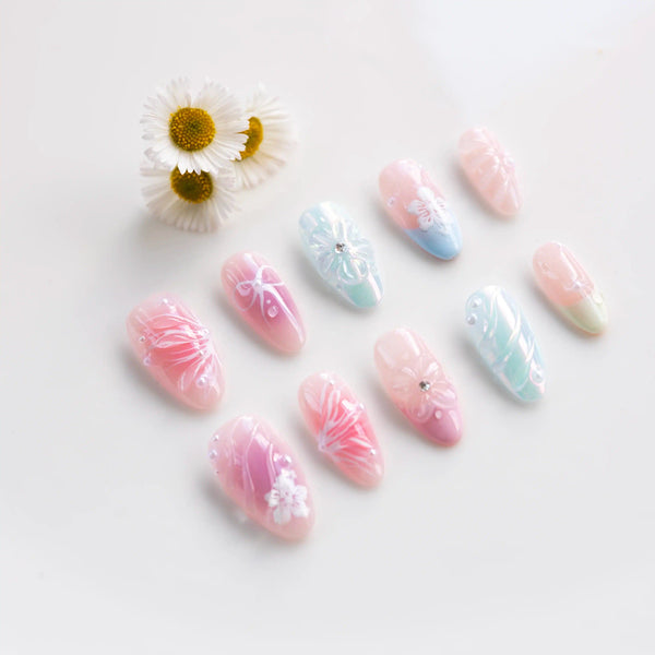 Set prodotto press on nails Dolci Sussurri Floreali dettaglio con perle, cristalli, sfumature pastello e decorazioni floreali delicate femminili
