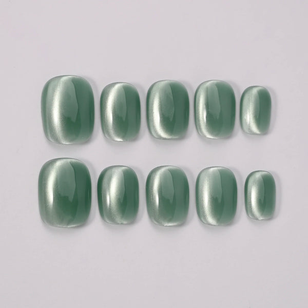 Dettaglio unghie finte Blubella Verde Salvia cat eyes effetto vellutato qualità artigianale premium