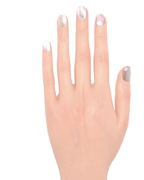 Manicure chrome argentata moderna - effetto specchio luminoso per look contemporaneo