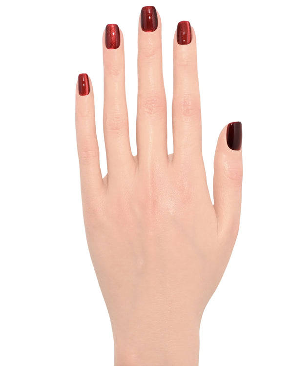 Mano femminile unghie finte rosse Blubella Rosso Classico metallizzato cat eyes elegante senza tempo