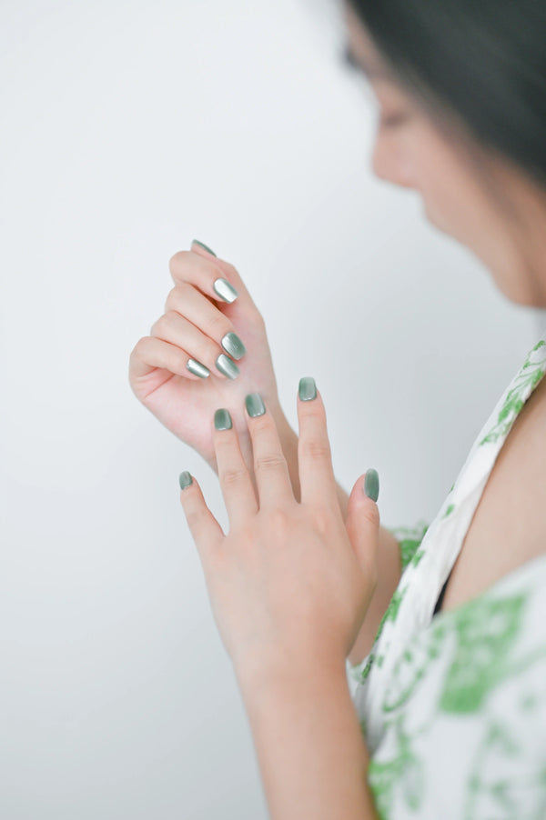 Mano femminile unghie finte Verde Salvia Blubella cat eyes naturale elegante effetto vellutato