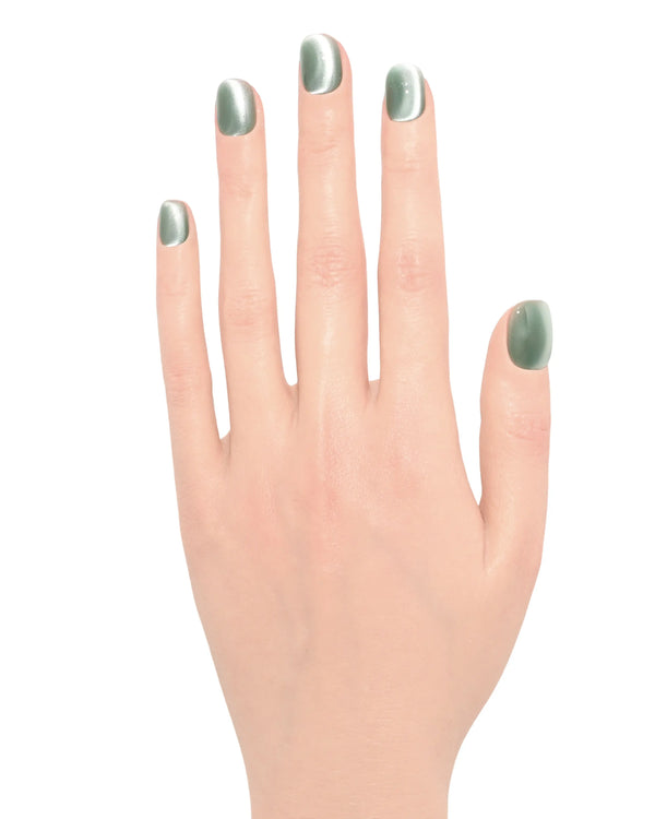 Mano elegante unghie finte verde salvia occhio di gatto Blubella delicato satinato