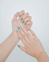Gesti mano donna press-on nails verde natura Blubella effetto vellutato sofisticato riutilizzabili