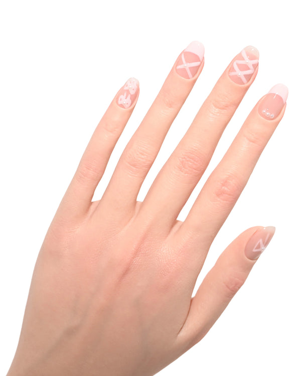 Gesti eleganti mano donna unghie finte rosa nude Blubella stile mediterraneo fatto a mano