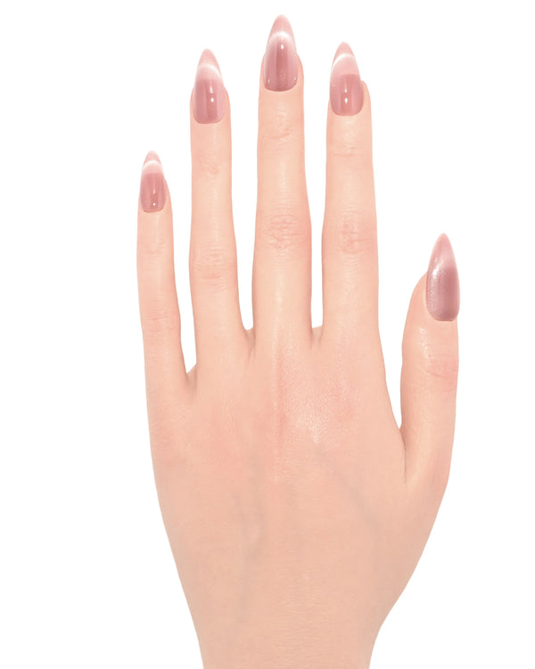 Mano con unghie Rosa Perlato shimmer sottile, perfette per occasioni elegant