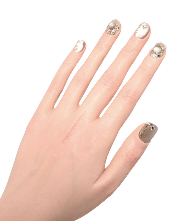 Unghie finte eleganti stile vintage con french sofisticato per eventi formali