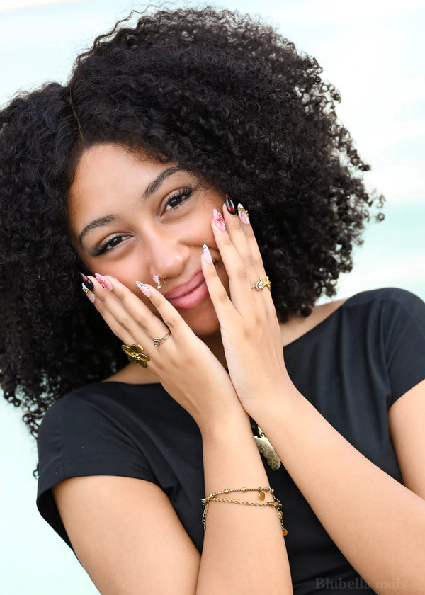 Dettaglio unghie finte artigianali Incantesimo Zebrato effetto gel. Perfette Press-on nails riutilizzabili per uno stile audace e selvaggio