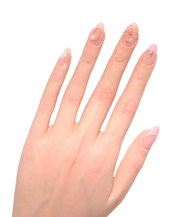 Vista laterale mano con press on nails Petali Danzanti, rappresenta l'eccellenza della tecnologia nail art moderna con cat-eye magnetico e decorazioni 3D rilievo italiana