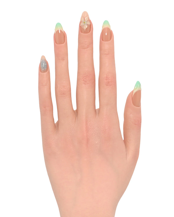 Mano palmo aperto con press on nails Brezza Floreale mostrando sfumature verdi naturali e design botanico moderno perfetto per primavera