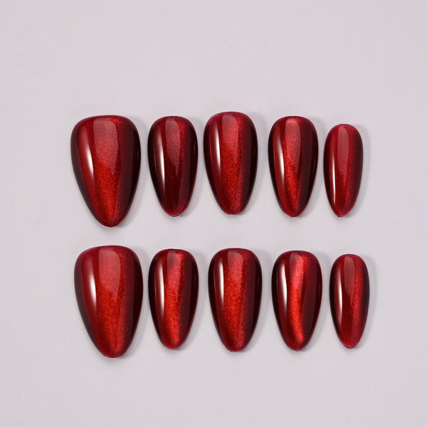 Lifestyle shot donna con press on nails Rosso Seducente su abito nero elegante, perfetto per Christmas party e Capodanno 2025, effetto specchio cromato magnetico