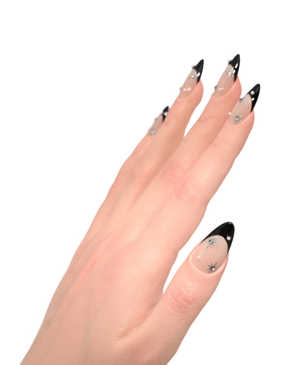 Vista angolare press on nails Stelle Argentate mostrando l'effetto tridimensionale delle decorazioni 3D stellari e cristalli premium