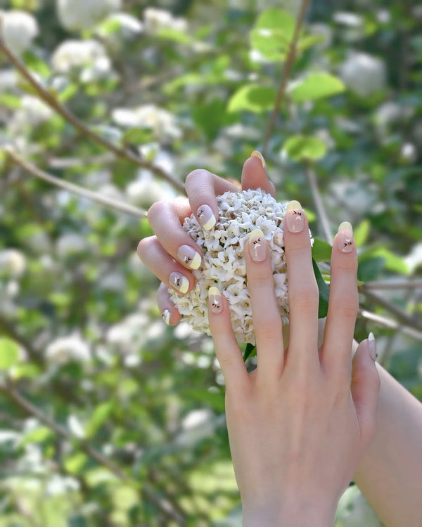 Manicure finta gialla indossata - effetto naturale per tutti i giorni