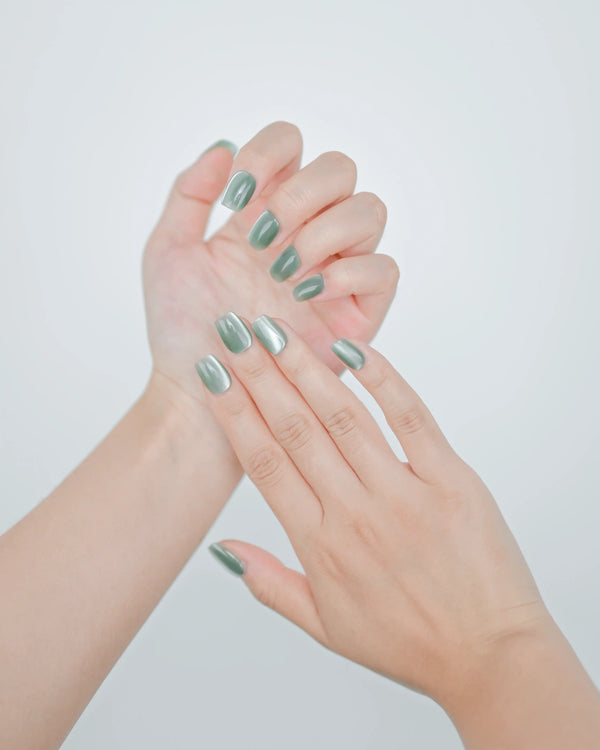 Gesti mano donna press-on nails verde natura Blubella effetto vellutato sofisticato riutilizzabili