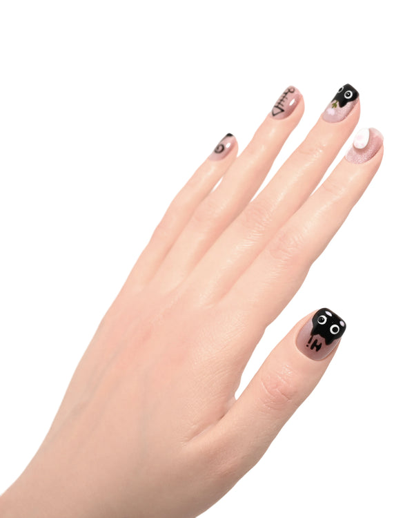 Nail art character gatto con decorazioni multiple fatte a mano, ideali per eventi creativi