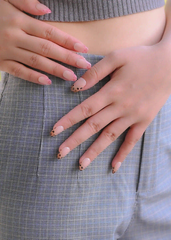 Outfit grigio unghie Leopard Duo Blubella versatile lavoro quotidiano french trasparente